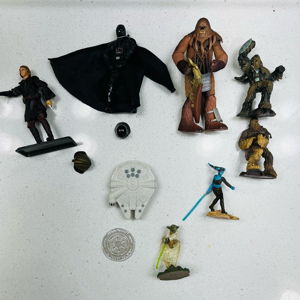 Star Wars Lot Including Chewbacca Yoda Darth Vader Anakin Skywalker Aayla Secura